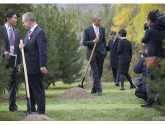 APEC峰会添加植树环节 奥巴马挥铲填土
