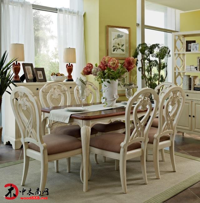 桌角是“米雪尔“系列别致和轻巧的设计，用带有凹槽的曲线长脚来表现家具的优雅