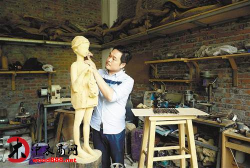 杨恒清在创作木雕作品