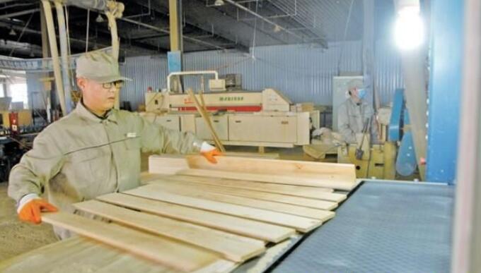 辽宁华荣木业实木复合型地板订单满满 全部出口日本