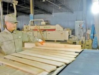 辽宁华荣木业实木复合型地板订单满满 全部出口日本