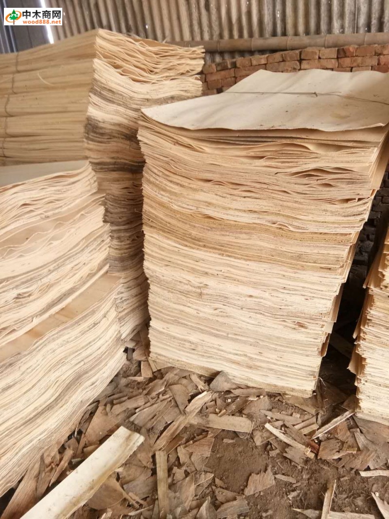 杨木四拼人造板的木质较为细软，性稳，多做为家具的附料