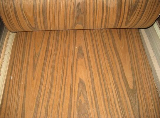 木皮是在木料上用机床一层层旋下来的薄皮。将这些薄皮粘贴在基板上，整块板的表面就有了天然木质的纹理，这就是木皮面板。