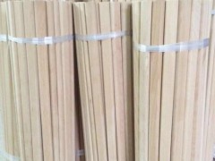 大量出售现货香樟木挂衣杆 松木挂衣杆 配套法兰座 木衣柜配件图2