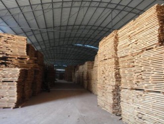 江西昌江区高温下整治木材厂小区环境卫生