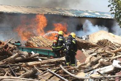 木材厂突起大火燃烧6小时 过火面积超1500平米