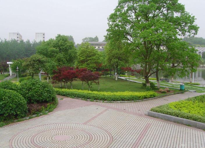 园林绿化施工是指按照园林绿化工程设计要求,组织生产建设绿地,景观和