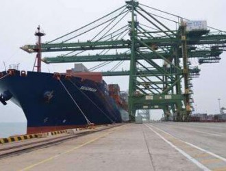 江苏江阴港迎来首艘5万吨级木材“海王星”号靠岸！