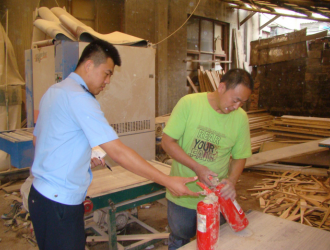 广西乐里镇对7处木材加工厂进行安全生产检查