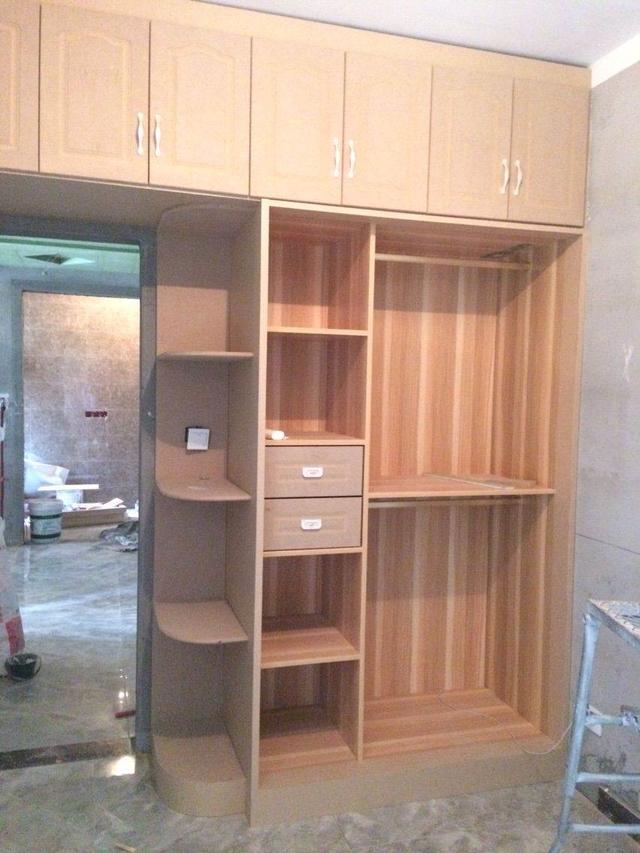 新家橱柜都是木工师傅现场做的，朋友看了说一点不比定制橱柜差！