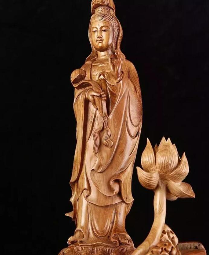 木雕观音在雕刻师的匠心独运之下
