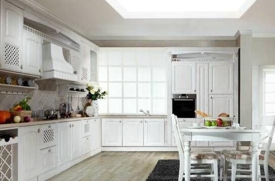 厨房门的尺寸比较好能够与厨房内的空间以