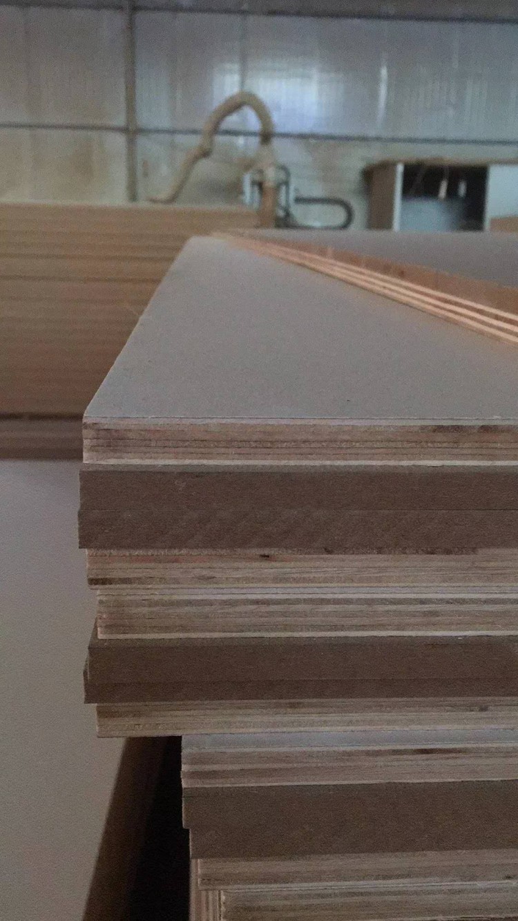 复合板就是12厘多层板和9厘的可以雕刻密度板复合在一起