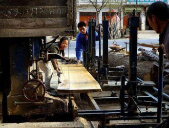 老挝截获4车非法偷运木材，并依法取缔16家中国木材加工厂