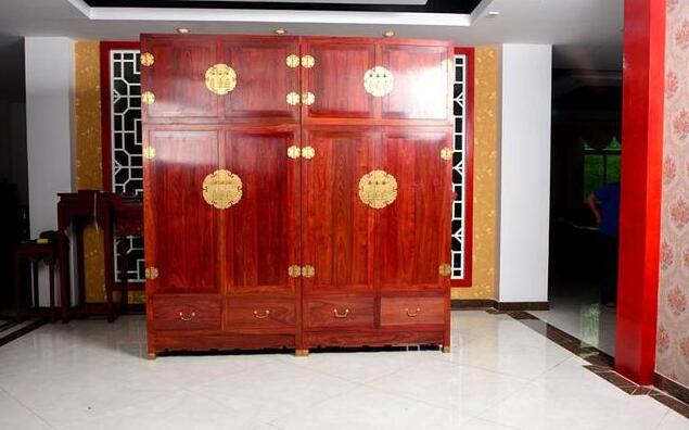 红木家具器型高大的顶箱柜若置于吉位