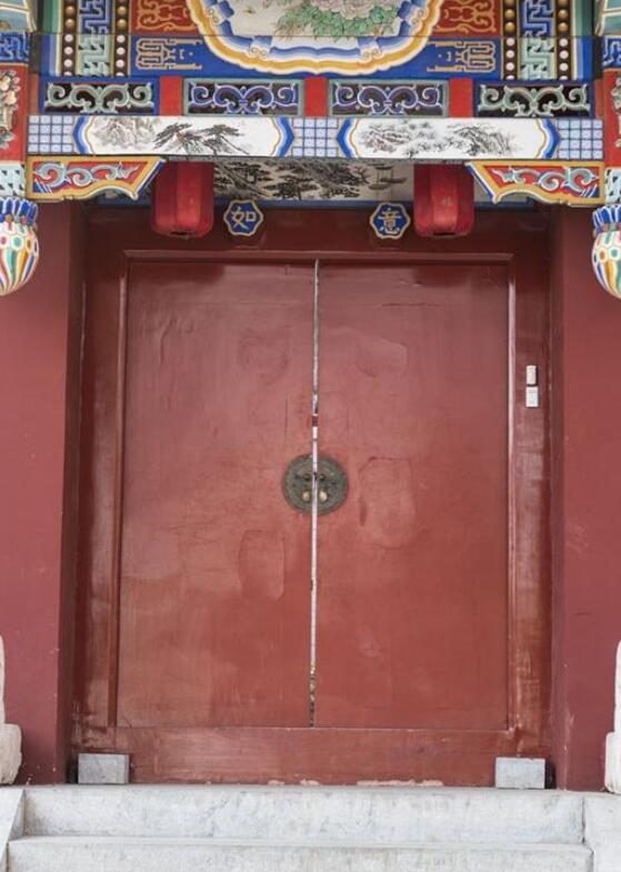 如意门的门口设在外檐柱间，门口两侧与山墙腿子之间砌砖墙，门口比较窄小