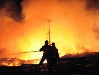 广西木材厂突发大火 无人员伤亡