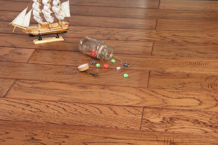 实木地板：家庭装饰中较常用。
