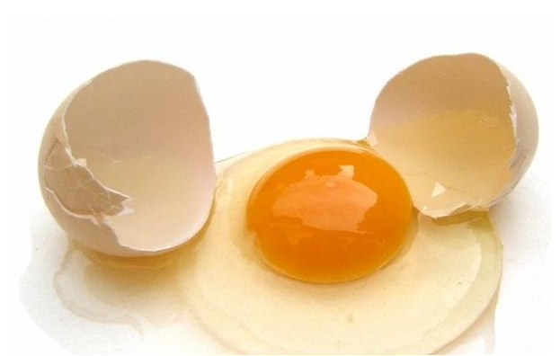 可以取两个蛋黄，搅匀后用软刷子往发黄的地方涂抹