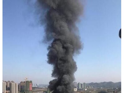 湖北宜昌一建材市场突发大火 浓烟直冲十余米高