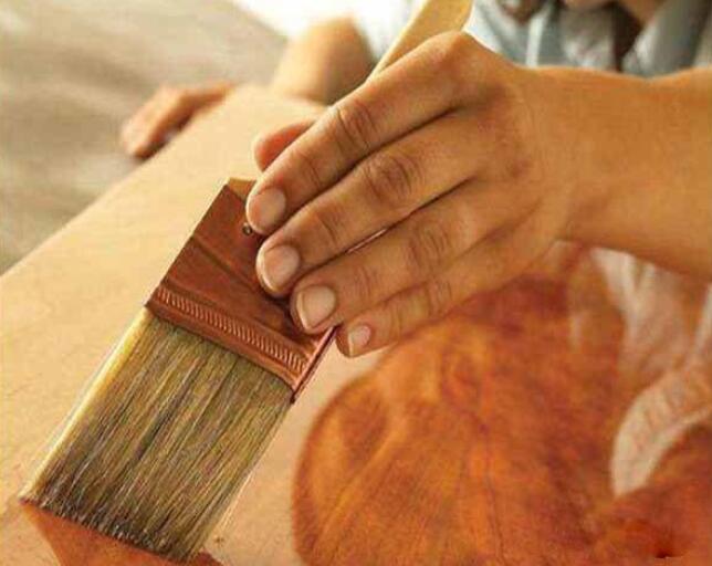 木器漆面漆和底漆的性能不同：