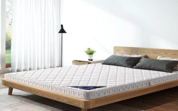 在软硬度上,好的床垫应有适中的软硬度,弹簧数量