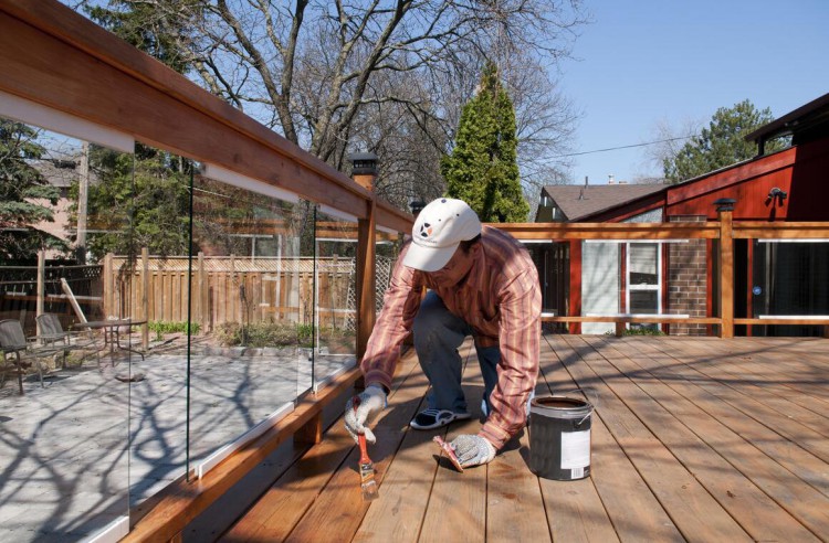 防腐木通常用于室外，上漆应该用木器漆