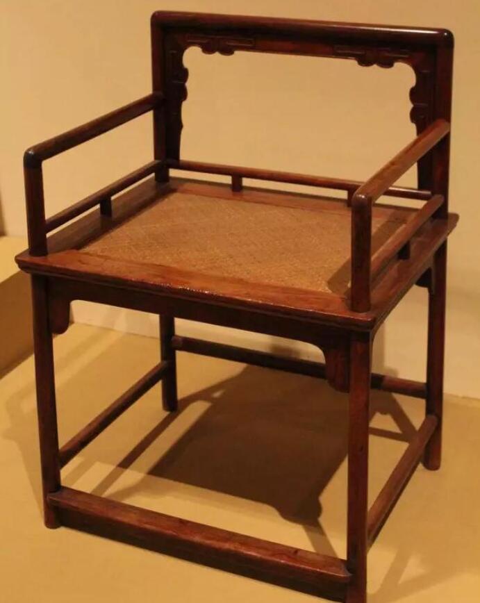 由于椅面常向后倾斜，椅子的坐高通常以前坐面高作为椅子的坐高
