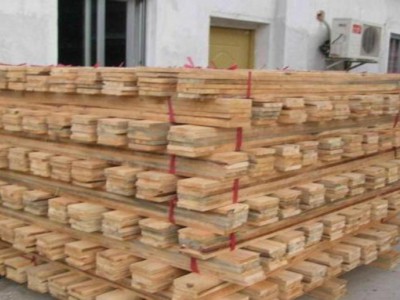 长期大量供应松木直接板短料，木方，木托盘，指接板，原木