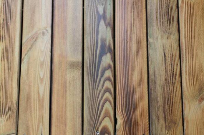 家庭装修中木材是选碳化木好还是防腐木比较好