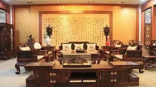 在选择沙发时，还应该注意到底产品是否采用了中国传统家具的工艺去制作