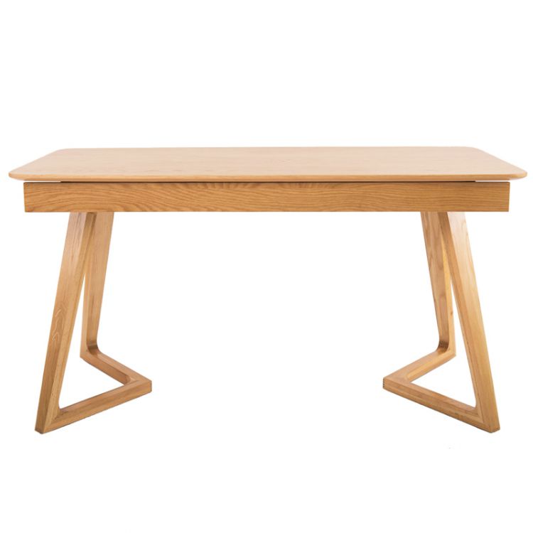 以实木为材质的原味书桌，延续纯朴的自然风格