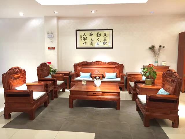 实木家具与板材家具的对比也是人们喜欢的一个点