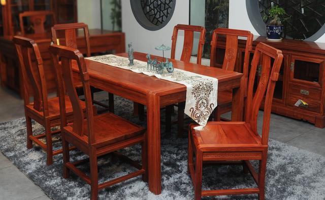 家中购买红木餐桌时 应该选择长桌还是圆桌？原来这么有讲究!