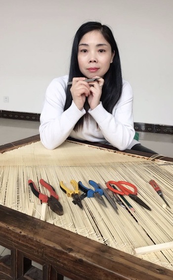 李静有二十几年从业经验,经她巧手打造的文物家具不下千件