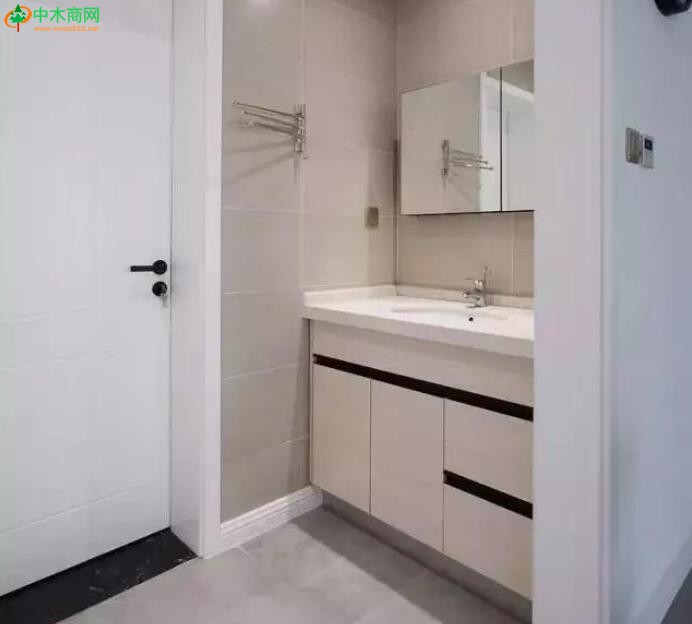 目前大家安装浴室柜或者洗衣台选铝合金好还是实木材质好
