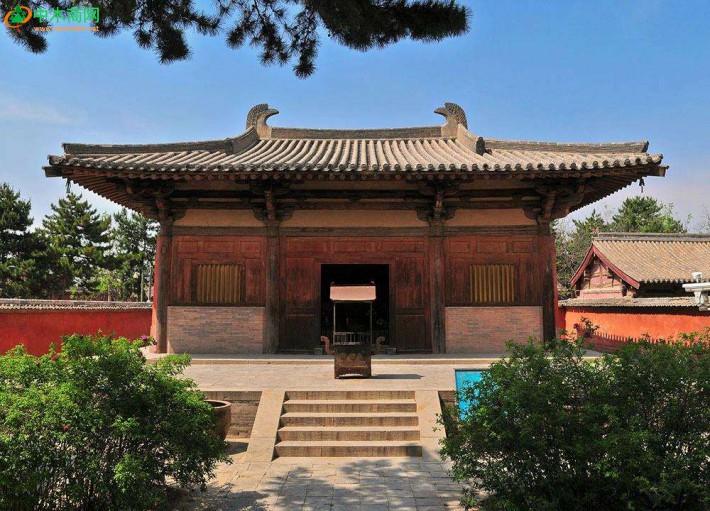 东大殿是佛光寺的主殿，坐东朝西，面宽七间