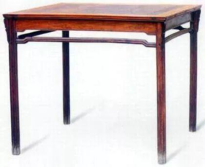 “一腿三牙罗锅枨”是明式方桌中的一种常见形式。