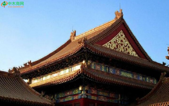 歇山式屋顶在两侧山墙处，不再像硬山式和悬山式那样