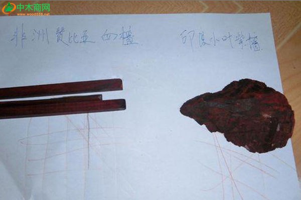 小叶紫檀手串的划痕实验。实验证明小叶紫檀手串和血檀手串(非洲赞比亚紫檀)都可以留下木头痕迹。