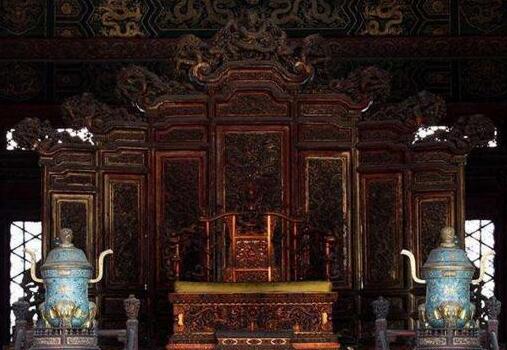故宫的龙椅是什么材质的？ 