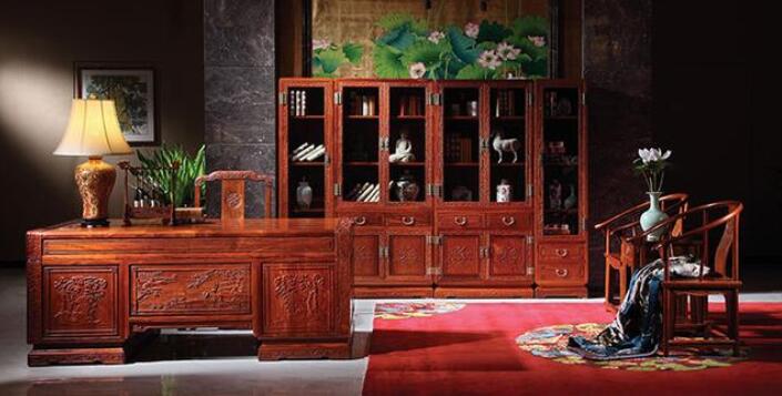 古典红木家具不仅古风高雅、经典耐用，还因为它是纯天然的材料、