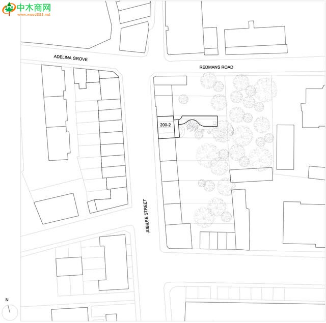 软木门廊和胶合板地面进行简单装饰