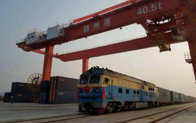 盐田港至赣州港首列装载45个集装箱木材的“五定”班列到港