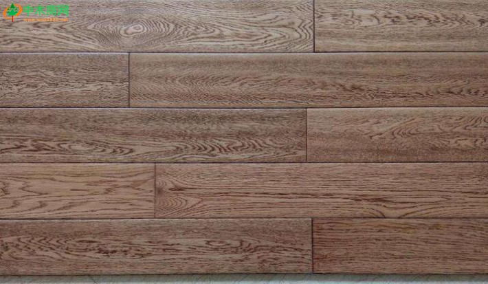 不要过分的追求纹理一致，橡木地板是天然的木制品