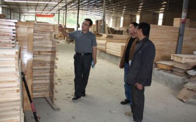 二连浩特市领导调研木材企业,展开安全生产检查