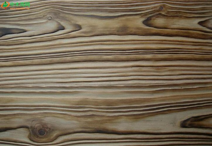 表面炭化木：是用氧焊枪烧烤，使木材表面具有一层很薄的炭化层