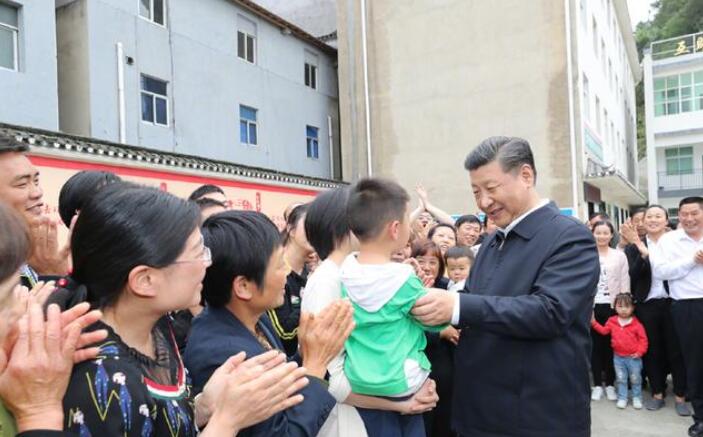 在村便民服务室，习近平饶有兴致地听了几位村干部唱起用当地的渔鼓调填词的《党员公约》