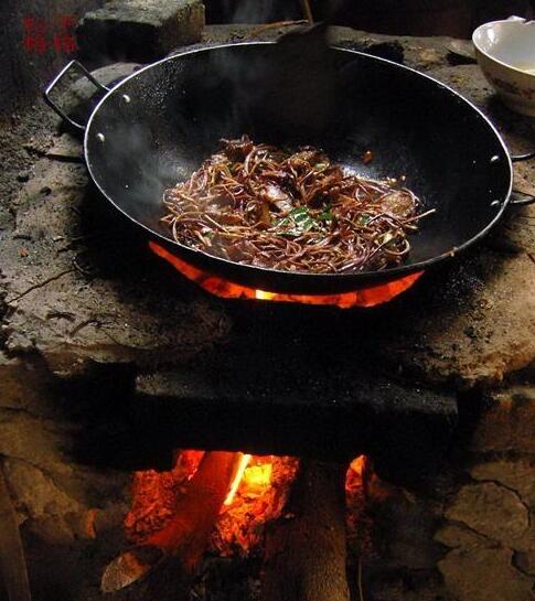 还有一点，柴火饭菜最离不开的，还有从前那些环保绿色的食材