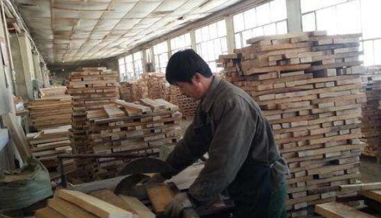 扎赉诺尔区委书记高闻何到木材加工企业检查安全生产工作